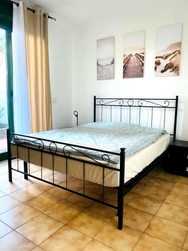 a bed with a metal frame in a bedroom at Casa Iva in Schisò