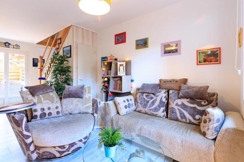 un salon avec un canapé et deux chaises dans l'établissement Maison des Bonheurs Océaniques - Welkeys, à Capbreton