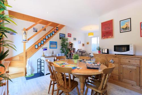 une cuisine et une salle à manger avec une table et des chaises dans l'établissement Maison des Bonheurs Océaniques - Welkeys, à Capbreton