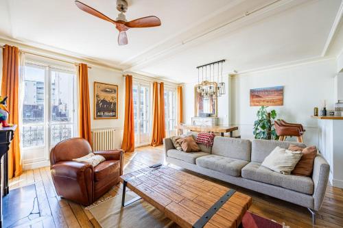 un salon avec un canapé et une table basse dans l'établissement Appartement Collette - Welkeys, à Paris