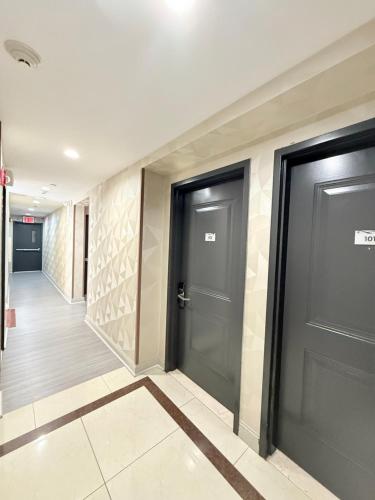 a hallway with two doors in a building at Grandview Hotel New York in Queens