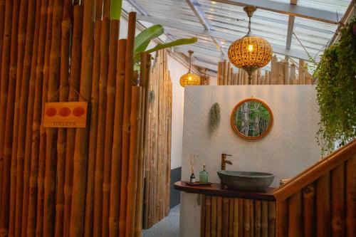 ein Badezimmer mit Waschbecken und einem Holzzaun in der Unterkunft Koh Kood Garden House in Ban Lak Uan