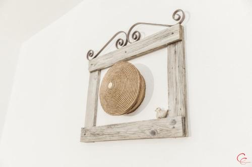 a wooden picture frame with a rattan mirror at S'Arrosa de Monti in Villaputzu