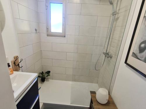 une salle de bain blanche avec une douche et un lavabo dans l'établissement T2 avec Piscine et Tennis - Parking - 250 m de la plage - FR-1-316-288, à Six-Fours-les-Plages