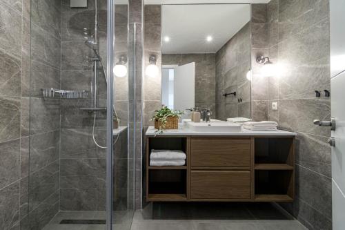 ミハス・コスタにあるJM94 - Totally renovated in stylish designの洗面台とシャワー付きのバスルーム