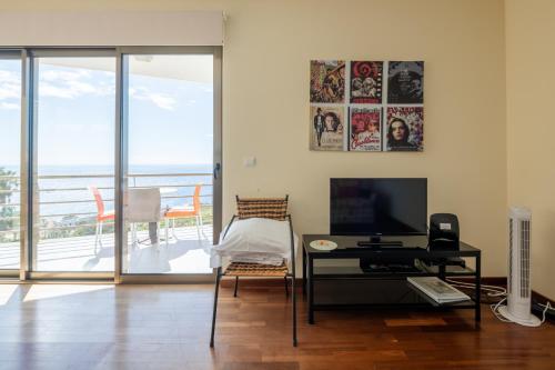 TV a/nebo společenská místnost v ubytování Caniço I By Trip2Portugal