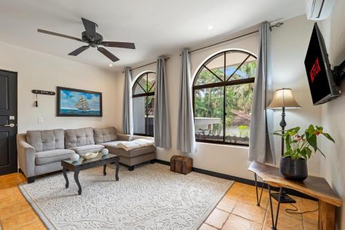 Suite 2 Howler - Beach & Pool Condo with 2 BRにあるテレビまたはエンターテインメントセンター