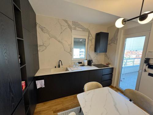 Η κουζίνα ή μικρή κουζίνα στο Fox Lux Apartment