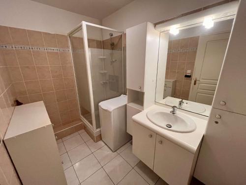 une salle de bain avec un lavabo, des toilettes et un miroir dans l'établissement Appartement 2P avec Balcon Proche Centre et Plages - Parking Inclus, Cavalaire - FR-1-226B-127, à Cavalaire-sur-Mer