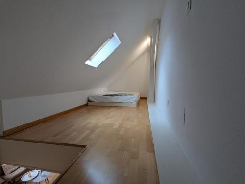 une chambre vide avec un lit et une fenêtre dans l'établissement CityCosy Strasbourg - Le nid de la Cathedrale, à Strasbourg