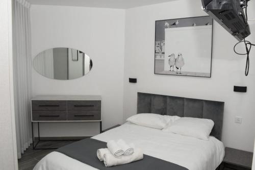 Ένα ή περισσότερα κρεβάτια σε δωμάτιο στο Kings Towers Accommodation in Tiberias