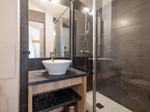 une salle de bain avec un lavabo et une douche dans l'établissement Duplex rénové au pied des pistes à Méribel, 7 couchages - FR-1-355-233, à Les Allues
