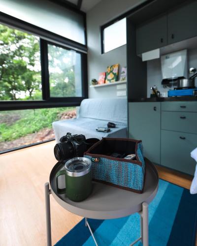 Una cocina o zona de cocina en Wind over Waters Cabin 2
