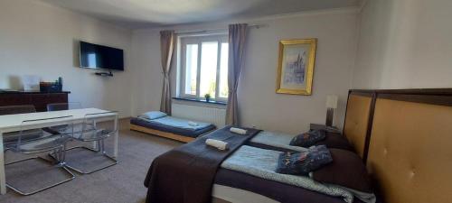 una camera d'albergo con un letto, una scrivania e una scrivania di Madera House a Katowice
