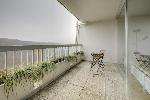 Μπαλκόνι ή βεράντα στο Modern 2 bedroom apartment with pool and gym