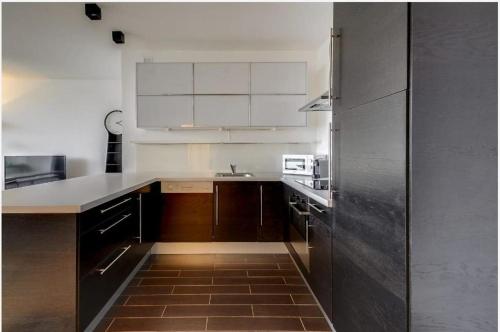 Η κουζίνα ή μικρή κουζίνα στο Modern 2 bedroom apartment with pool and gym