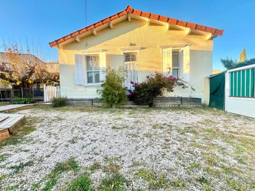 une maison avec une grande cour devant elle dans l'établissement Villa Mahana - Jardin, Centre-Ville, 8 personnes, 3 chambres, Parking, Clim, à Istres