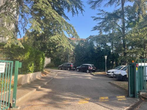 City & cosy, LYON CHARCOT- WIFI - LAVE LINGE - BALCON - PARKING