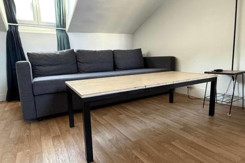 un salon avec un canapé et une table dans l'établissement Lovely studio - near park, à Le Pré-Saint-Gervais