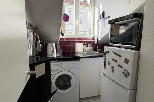une cuisine avec une machine à laver et un évier dans l'établissement Lovely studio - near park, à Le Pré-Saint-Gervais