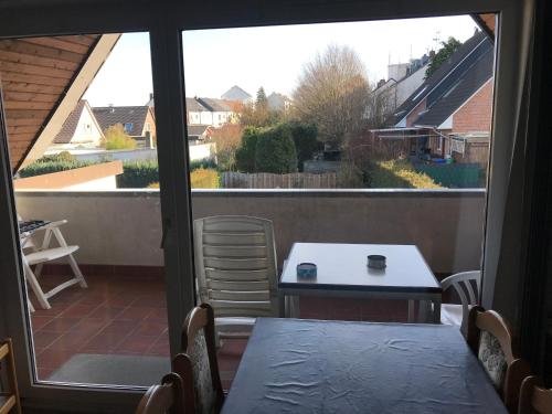 a view of a patio with a table and a window at Praktische Monteurunterkunft nahe Hamburg in Elmshorn