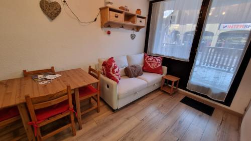 un salon avec un canapé et une table dans l'établissement P2 au pied des Pistes, à Saint-Étienne-en-Dévoluy