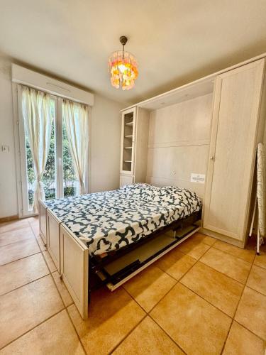 - une chambre avec un lit dans une pièce dotée d'un lustre dans l'établissement Le Dolce Vita, à Nice