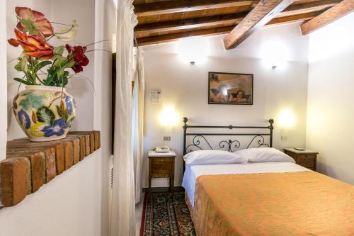 Postel nebo postele na pokoji v ubytování Hotel Collodi Firenze