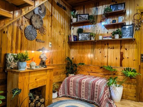 ein Raum mit einer Holzwand mit einem Tisch und Regalen in der Unterkunft Đà Lạt 2019 homestay in Ấp Phước Thánh