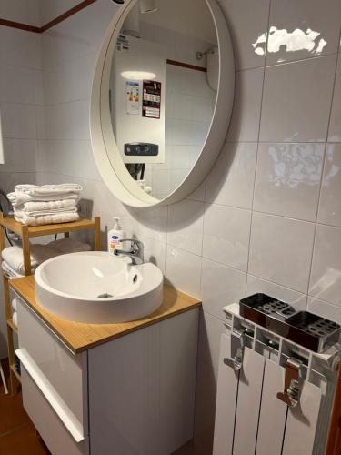 a bathroom with a sink and a mirror at Casa Noah in Cave