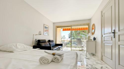 une chambre avec un lit avec des serviettes dessus dans l'établissement Deluxe 2 bedroom apartment with parking, à Cannes
