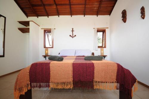 sypialnia z łóżkiem z kolorowym kocem w obiekcie Búzios Casa 3 w mieście Búzios
