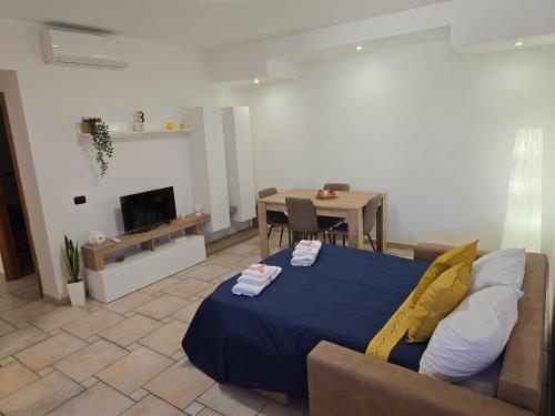 a living room with a bed and a dining room at 10 min Airport & WIFI - Wonderful Villa 5 Stelle in Stazione Bari Centrale