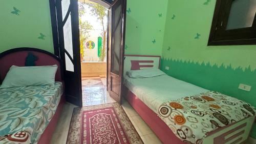 Postel nebo postele na pokoji v ubytování Peace & Freedom Guesthouse - West Bank