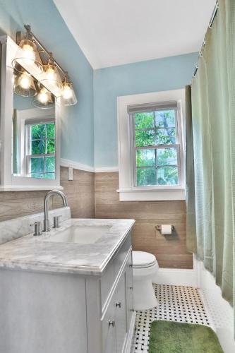 Ένα μπάνιο στο Entire house in Avondale, walking distance to shops and restaurants