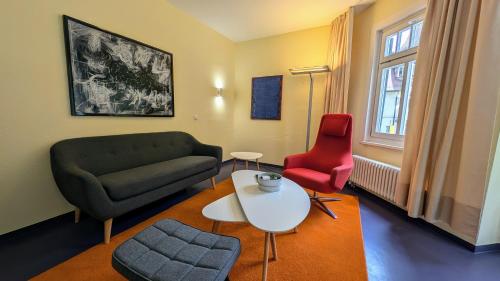 a living room with a couch and two chairs at WOLKE - ankommen und Zuhause fühlen - Apart-VL in Bad Liebenzell