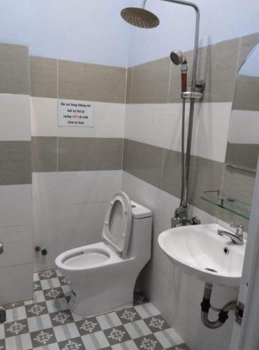 a bathroom with a toilet and a sink at Motel Thiên Phúc 1 in Can Tho
