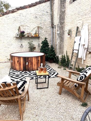 Greengates Rose Cottage Beautiful rural French home Hot tub Heated pool