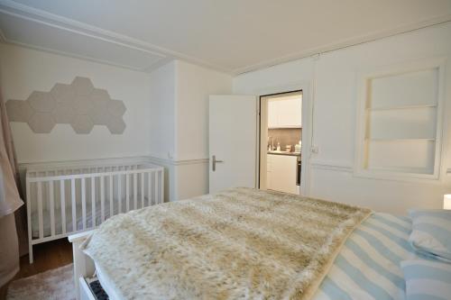 una camera da letto bianca con un letto e una finestra di Cozy City Center, 4 bedroom- 120sq, 5min walk to Main Station a Basilea
