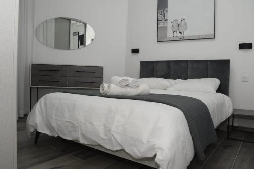 Letto o letti in una camera di Kings Towers Accommodation in Tiberias
