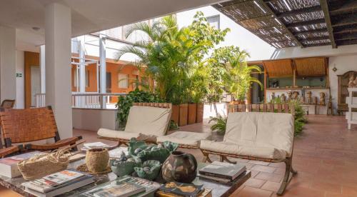a living room with a couch and a table at Hotel Alto Del Viento in Barichara