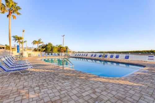 Πισίνα στο ή κοντά στο Swim, Fish and Explore Waterfront Gem in Ruskin