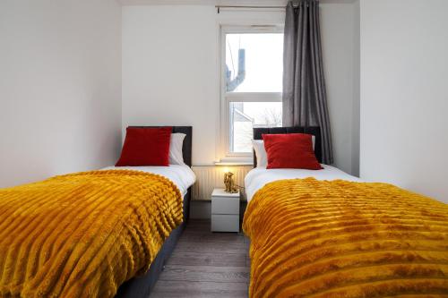 Gambar di galeri bagi Dartford - 3 Bed House- Sleeps7 - Garden di Dartford