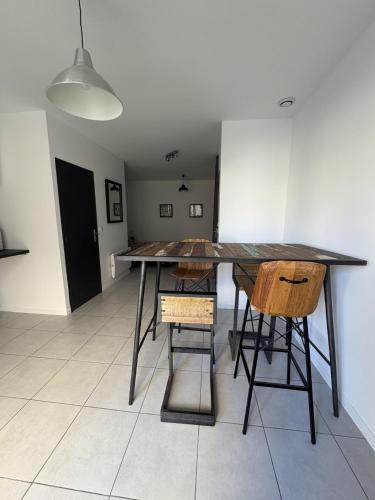 une salle à manger avec une table et quelques chaises dans l'établissement Appartement moderne centre du Crès, à Le Crès