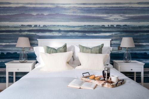 En eller flere senge i et værelse på Nautica