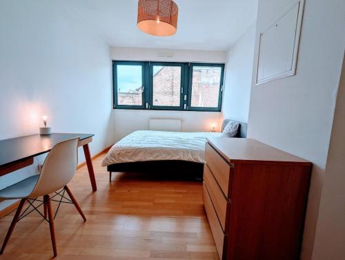 - une petite chambre avec un lit et un bureau dans l'établissement CityCosy Strasbourg - Le nid de la Cathedrale, à Strasbourg