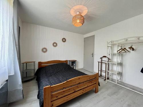 une chambre avec un lit et un plafond dans l'établissement Maison 4 pièces 8 couchages Saint Pierre d'Oléron SPO000-820, à Saint-Pierre-dʼOléron