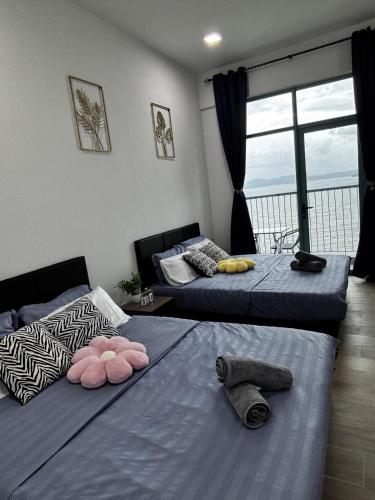 Ένα ή περισσότερα κρεβάτια σε δωμάτιο στο 9人2房海景套房 Seaview 2bedroom 9 pax bay suite near kk town by Gc