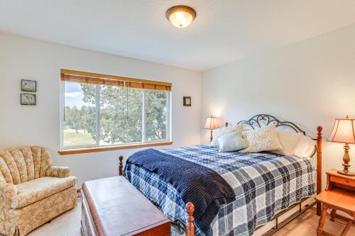 Ένα ή περισσότερα κρεβάτια σε δωμάτιο στο Hot Tub at Townhome on 8th Green in Redmond