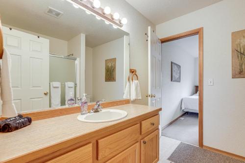 Ένα μπάνιο στο Hot Tub at Townhome on 8th Green in Redmond